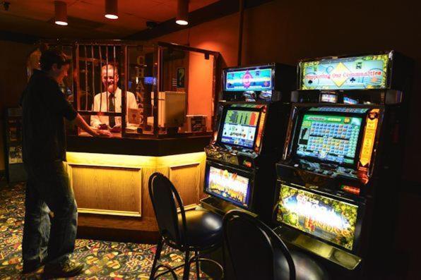 Assiniboine Gordon Inn On The Park ウィニペグ エクステリア 写真